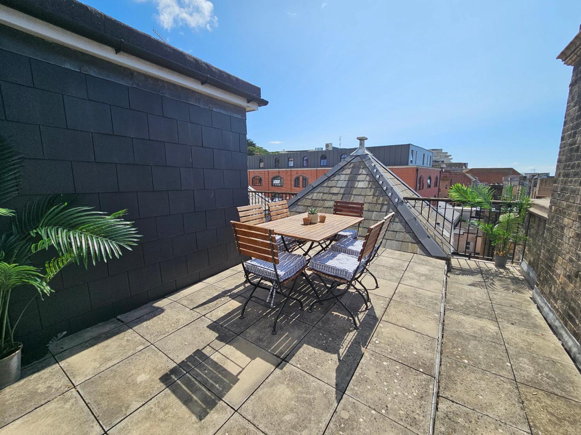 Cityscape Haven: 1 Bedroom Apartment With Terrace And City View Bournemouth Exterior photo